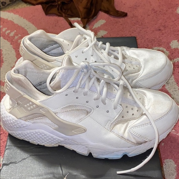 all white nike air shoes